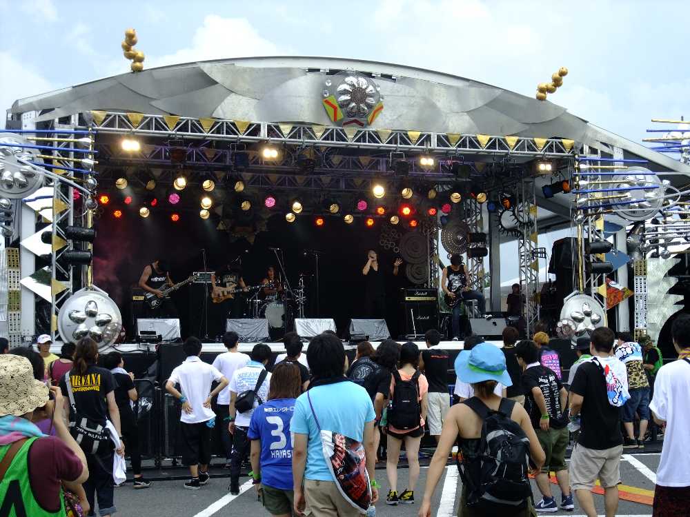 韓国、中国のバンドが多く、サウンドはハードロック、ヘビーメタルが多い。