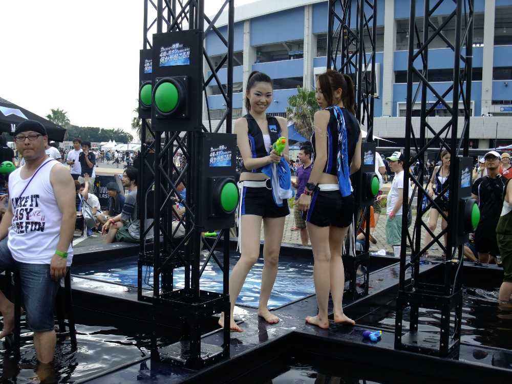 水鉄砲で客に水をかける人。男では無理だろう。