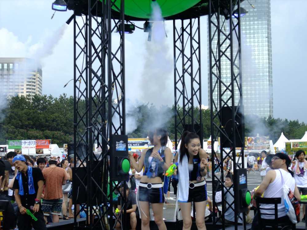 定期的に上から噴霧される。