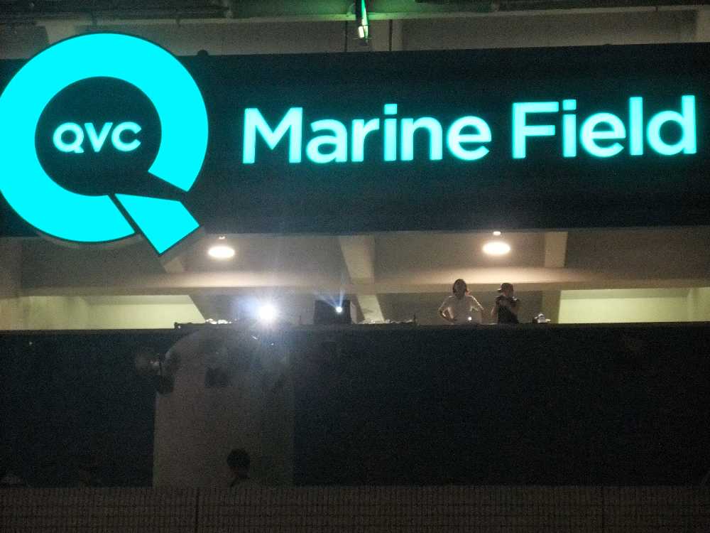 マリンスタジアムの上階からプロジェクターのように投影している。