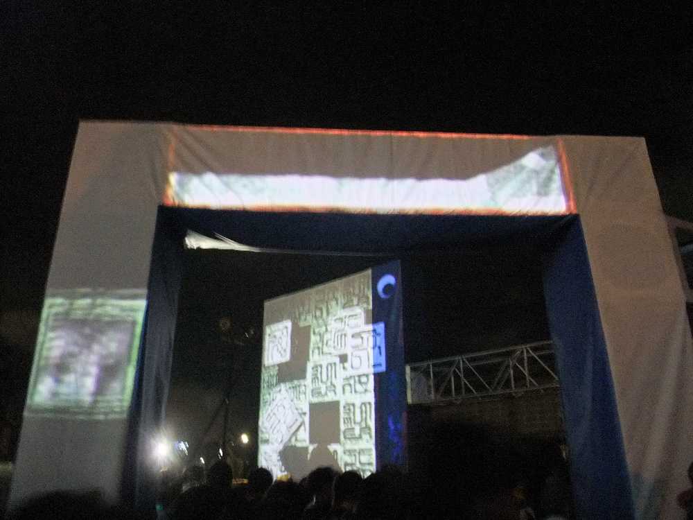 幅ぴったりに合わせた映像。