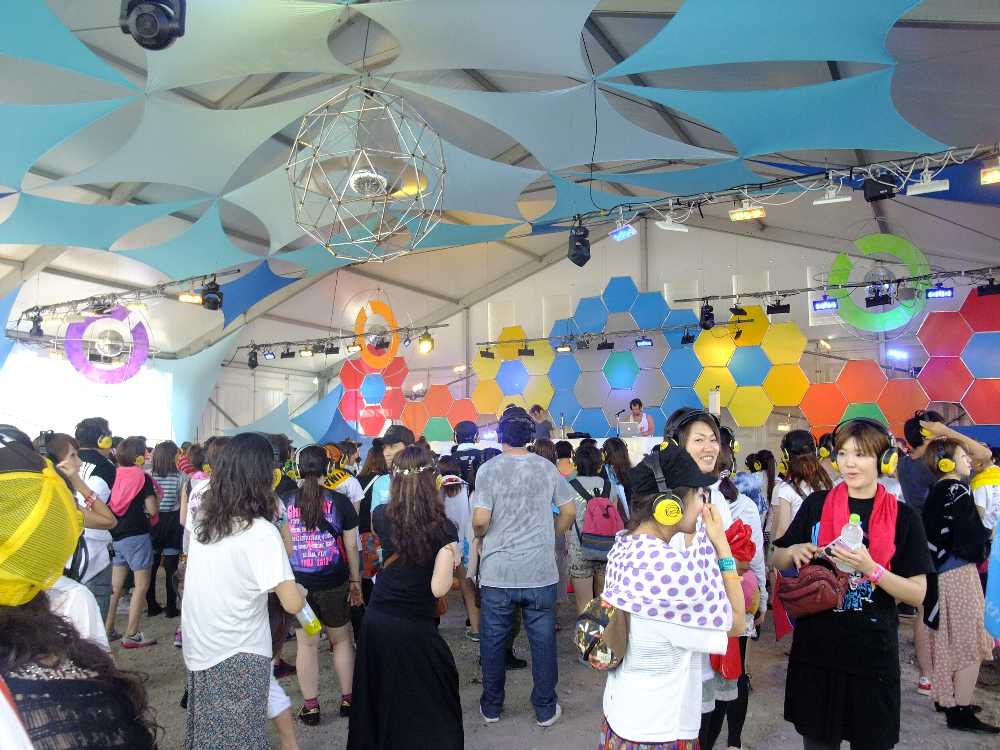 2人のDJがいて、それぞれ別の音を流している。ヘッドホンで音を切り替える。