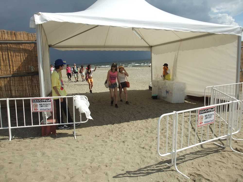 出口の外側から。