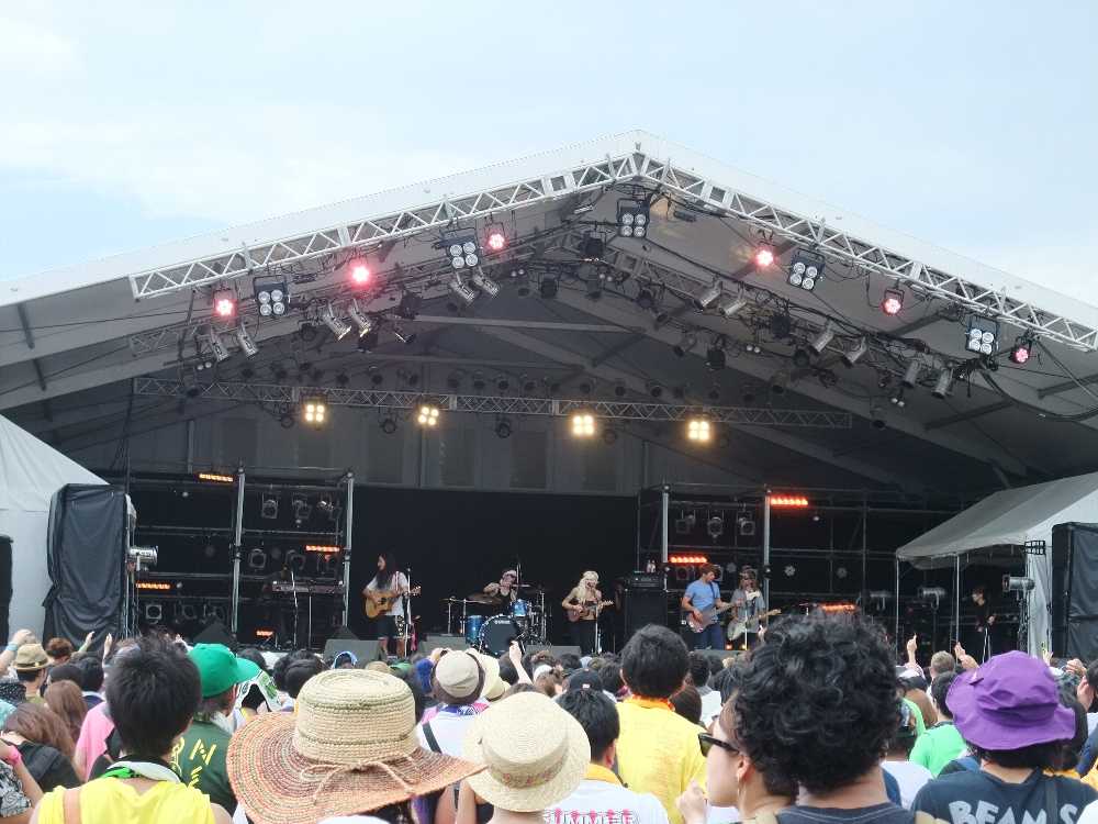 ウォーク・オフ・ジ・アースの公演中。