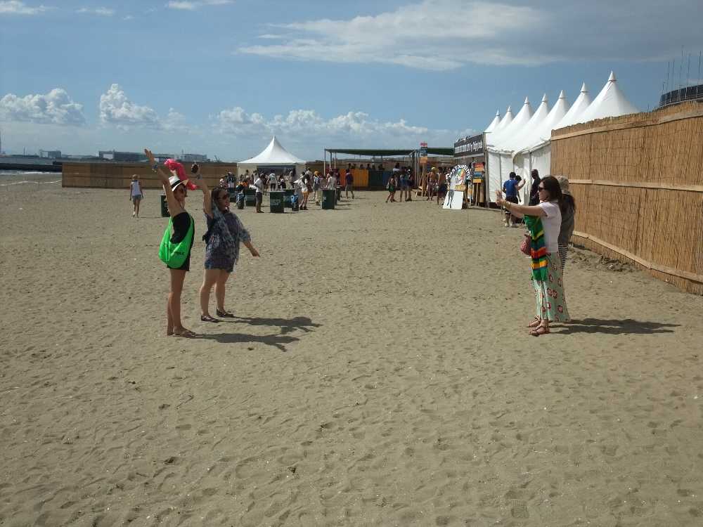 ステージの海寄り側はそのまま出口へとつながっている。