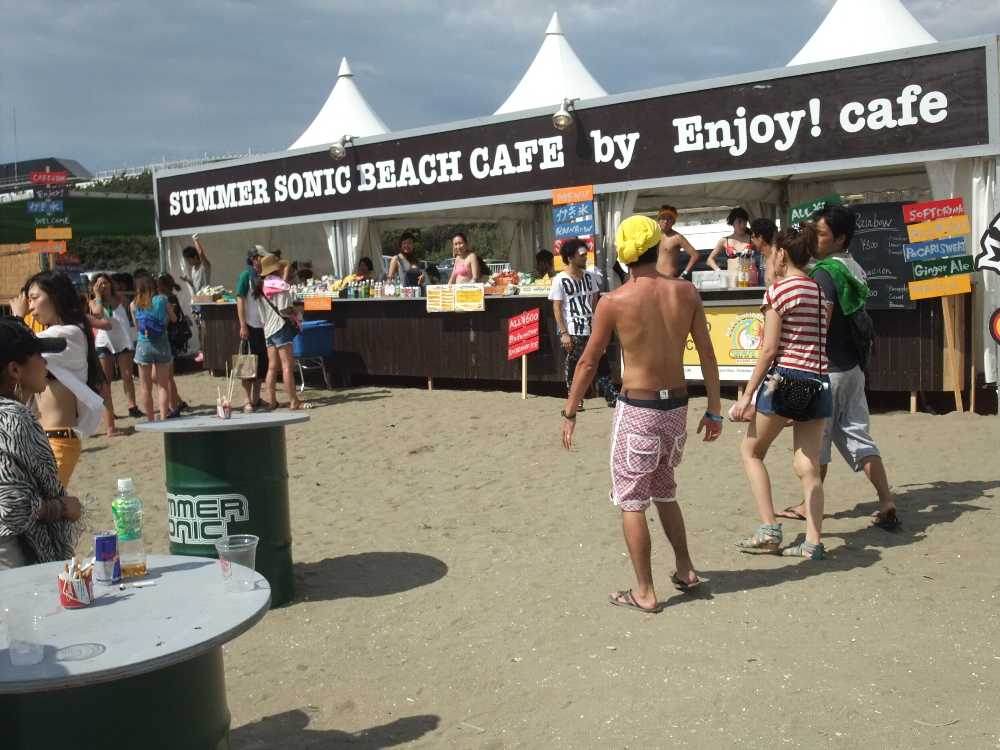 出口付近のカフェ。