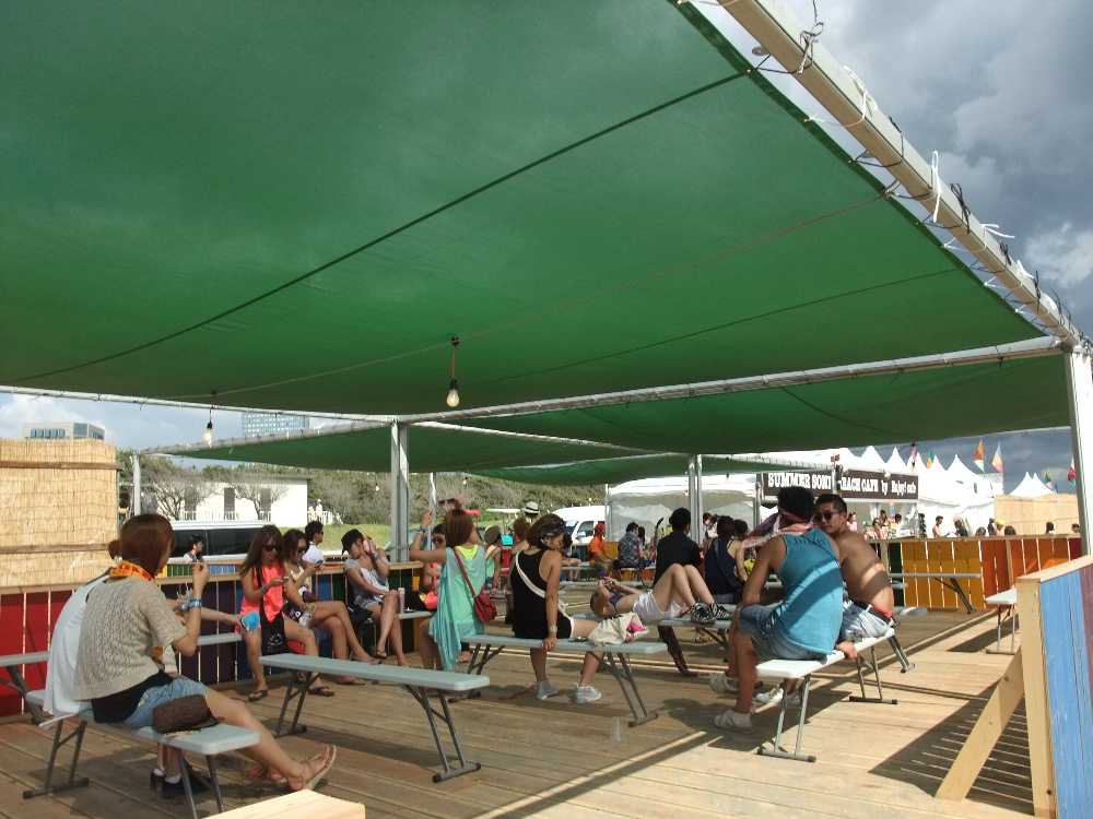 テーブルといすもある。