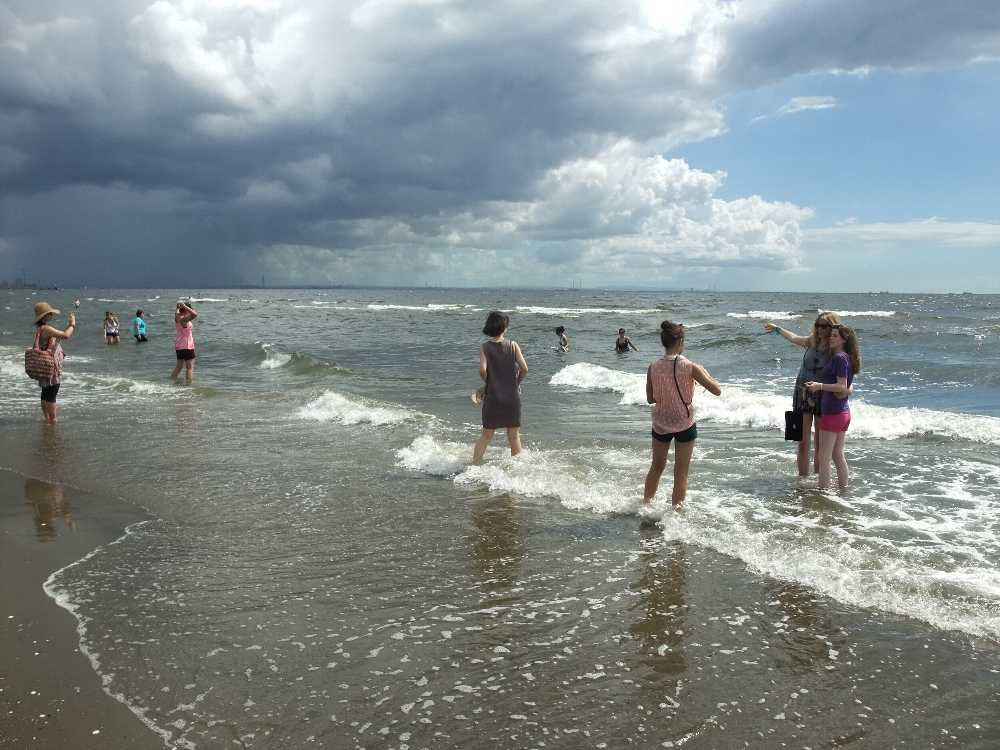 海まで入る人。