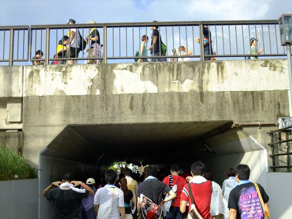 上はシーサイドガーデン、駐車場行き。