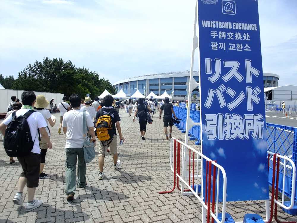 リストバンド交換所は奥の白いテント。