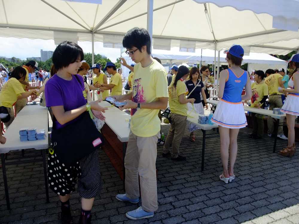 チケット確認、リストバンド装着、タイムテーブル手渡し。