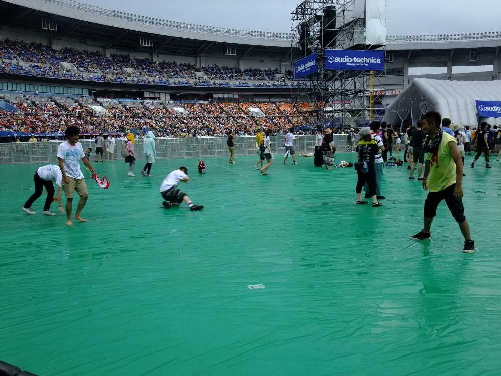 スライディングで遊ぶ後方の人。