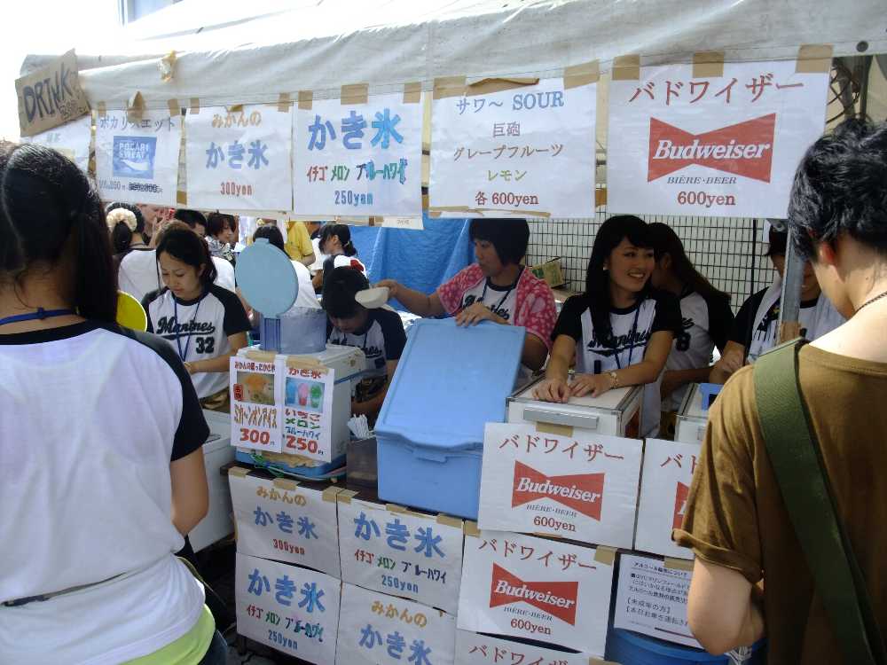 店の全員が千葉ロッテのTシャツを着ている。