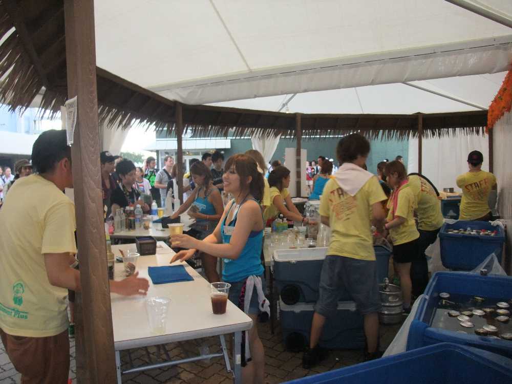 ステージ横のカクテルバー。