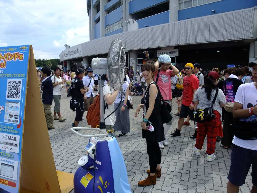 シボレーの前の扇風機。