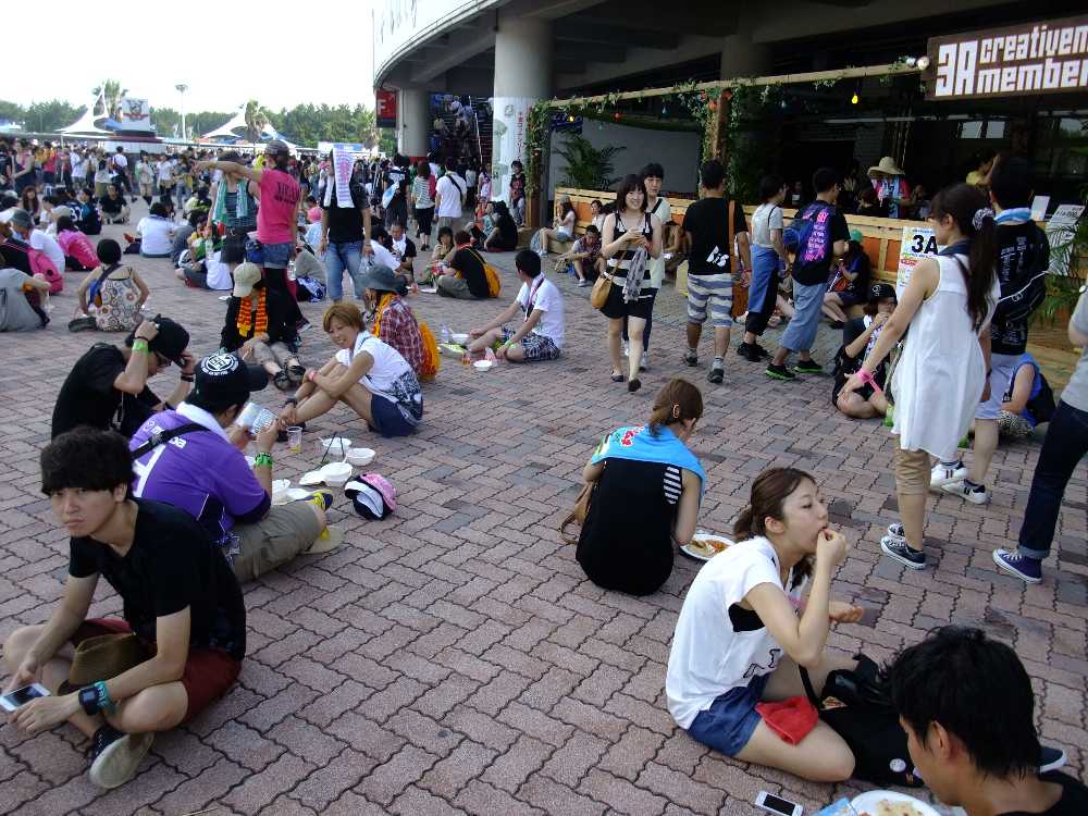 地面に座る人が多い。