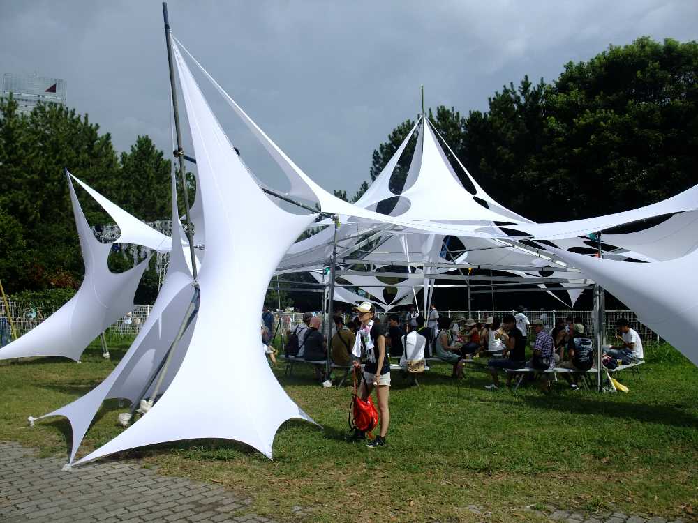 ビーチステージ入り口付近の日陰。