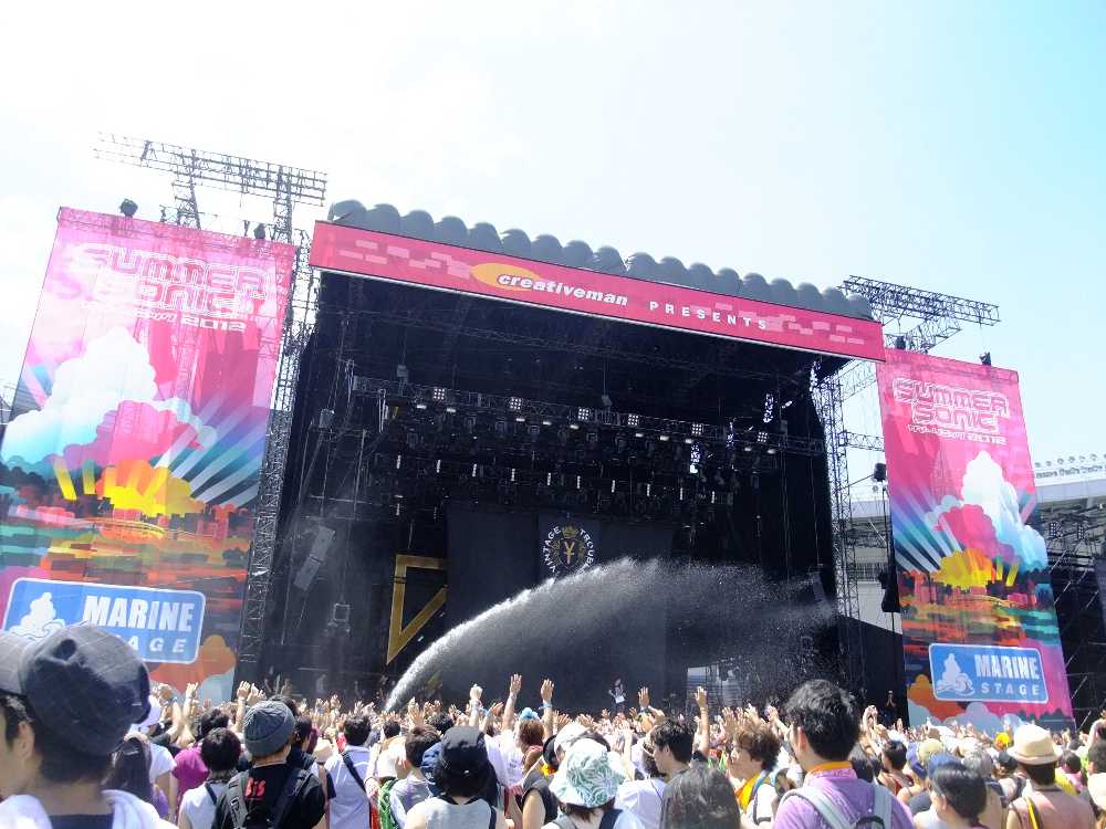 天気がよすぎる場合、マリンステージアリーナ前方に水がまかれる。