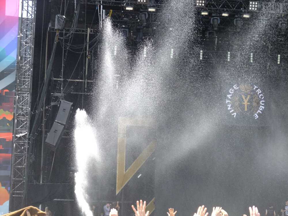 床は土ではないので土埃対策ではなく、客の熱中症対策。