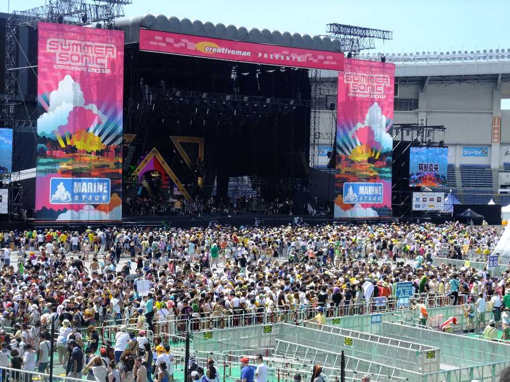 マリンステージ、阿部真央登場前。リアーナのセットがそのまま見える。