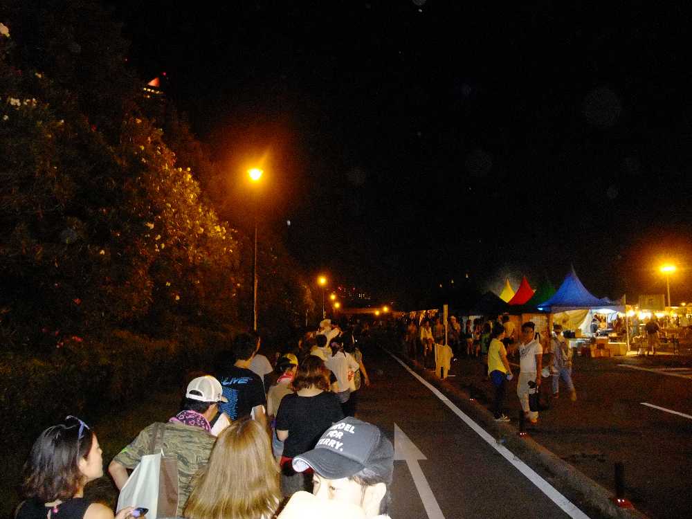 客向けシャトルバスの大行列。バスは見えない。