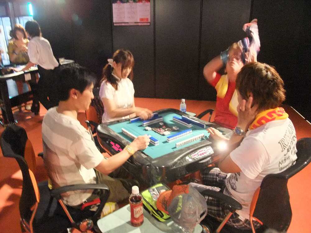 ソニック・ベガスの隣にあるマージャン卓。