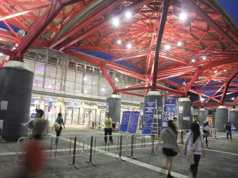 幕張メッセの入り口と出口。