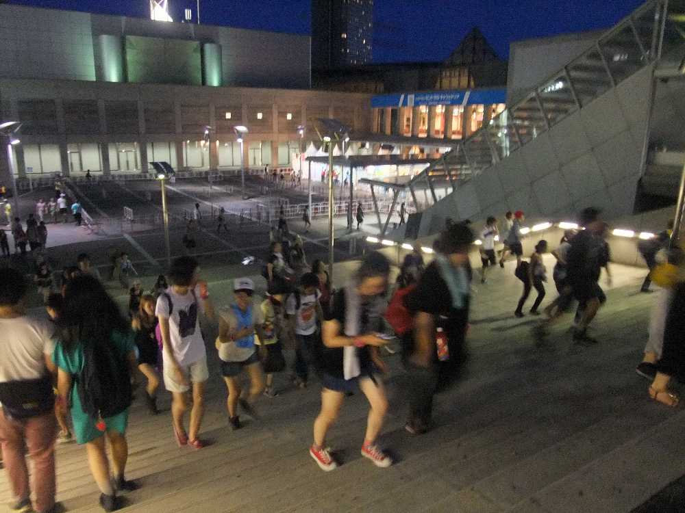 入り口、出口の階段。