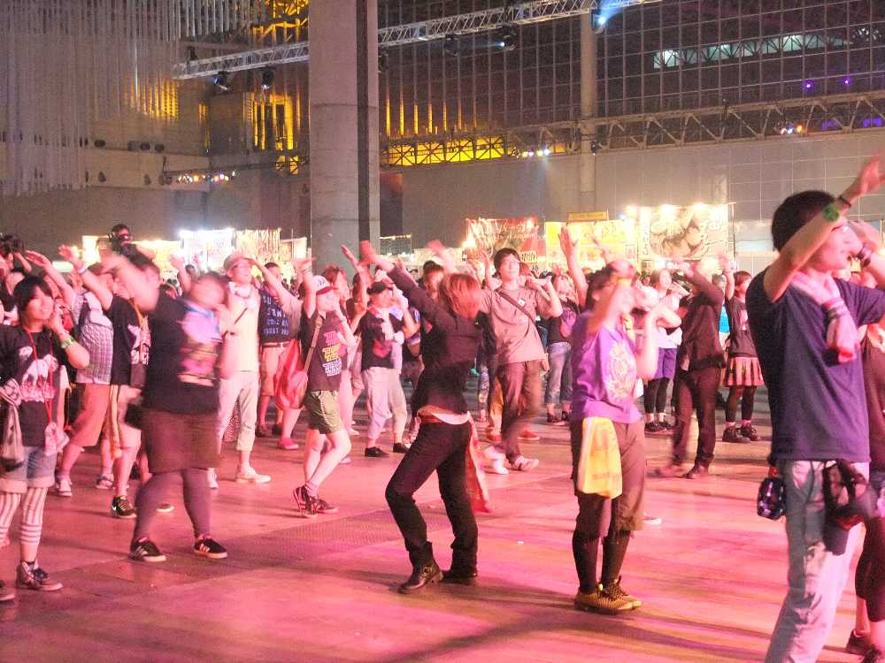 向こうを向いている人はダンスを見せる側の人。