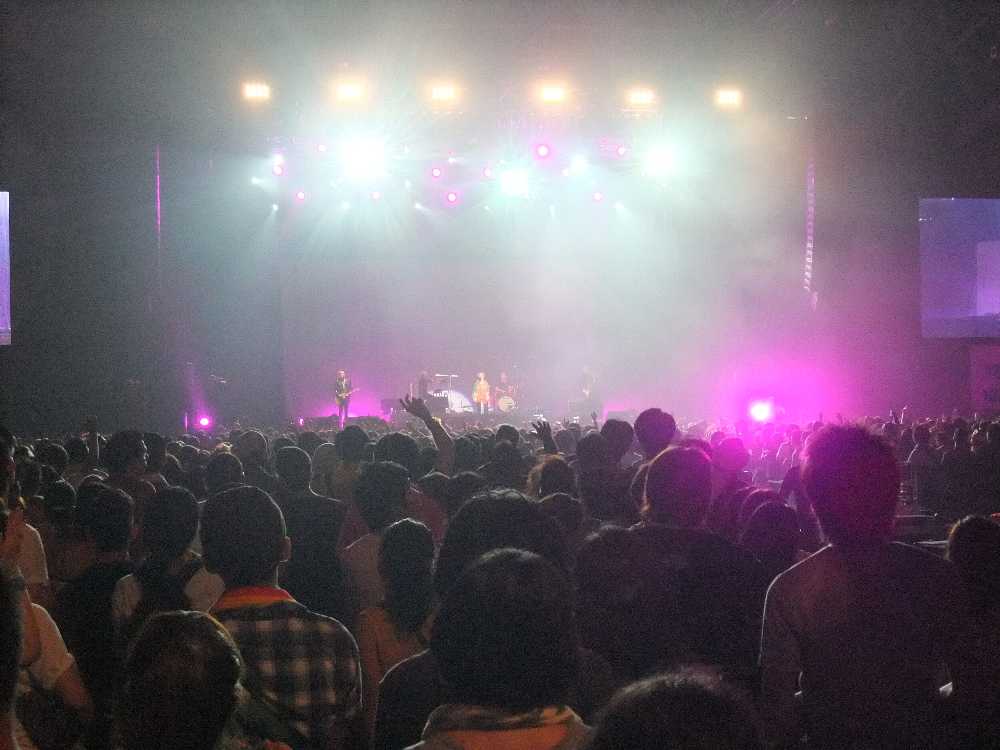 カーディガンズ公演中。