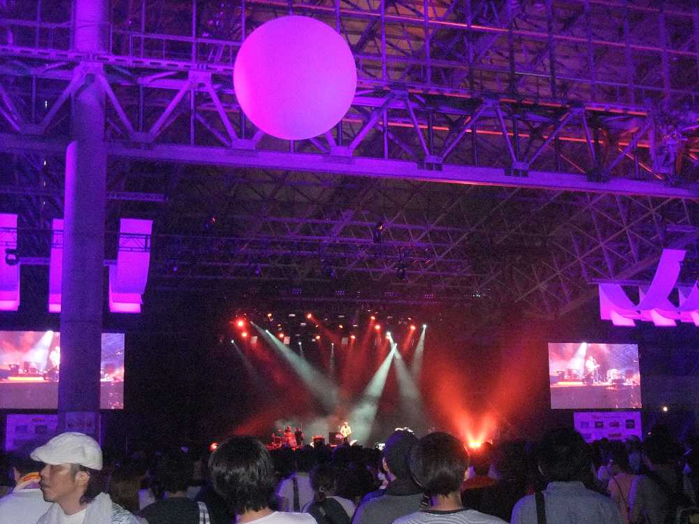 デス・キャブ・フォー・キューティー公演中。