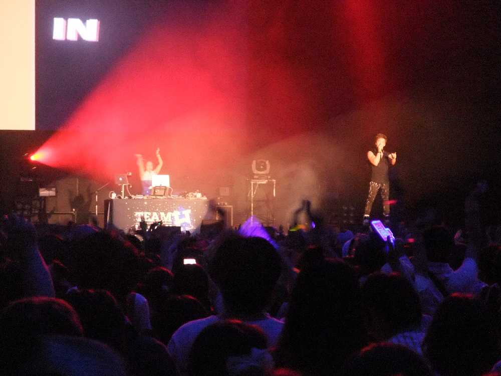 2人のうちどちらかがDJプレイをする。