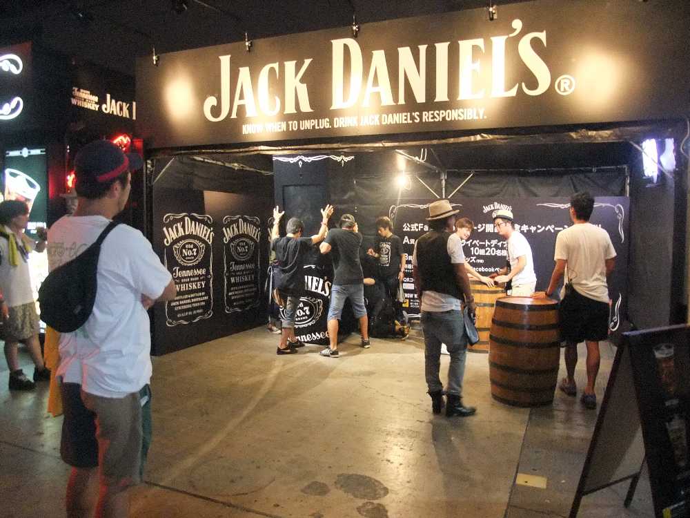 1日目の午後5時すぎでも設営中。