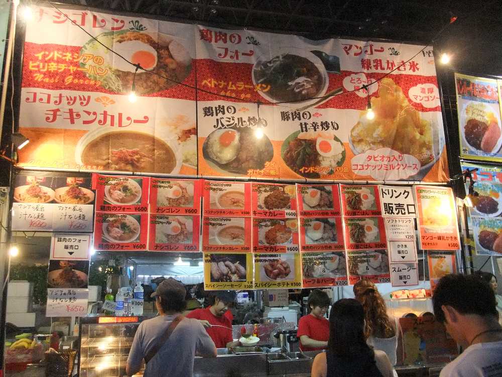 ナシゴレン等の店。