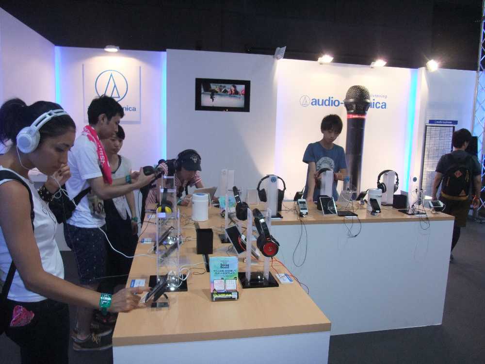 ヘッドホンの展示が中心。