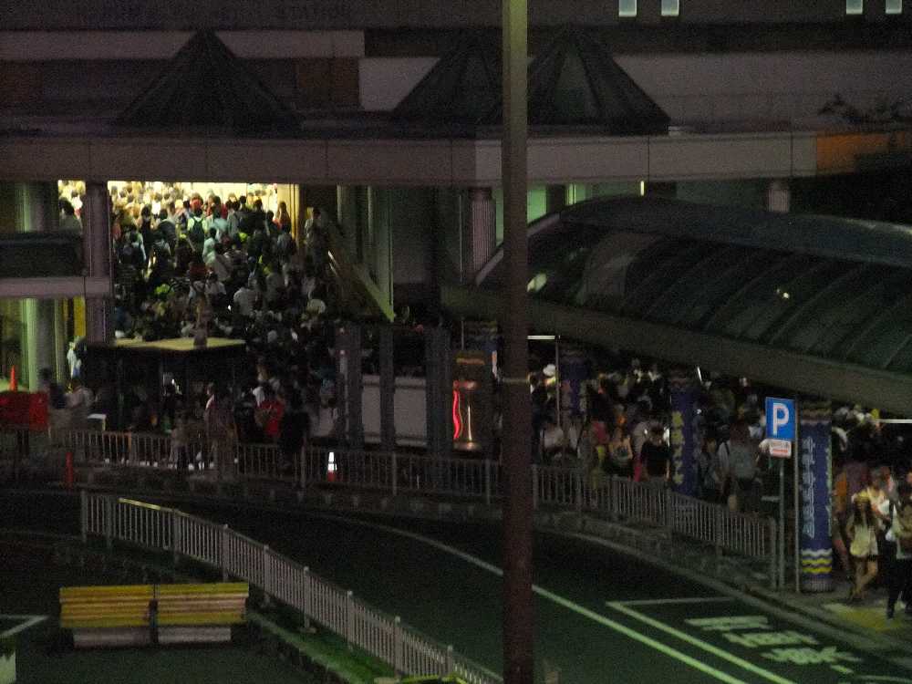 海浜幕張駅前。