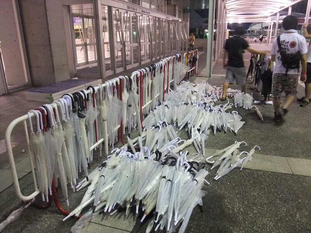 大量のビニール傘。コモディティ化した商品の代表。