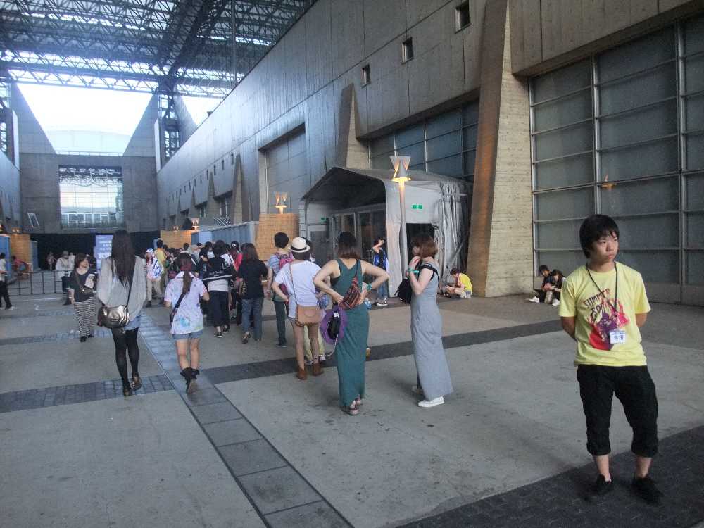 奥は女性用トイレとなっている。