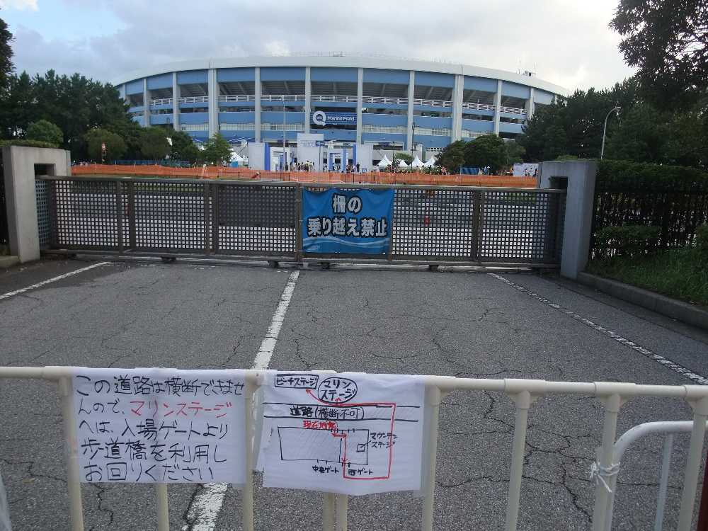 幕張メッセから見えるマリンスタジアム。