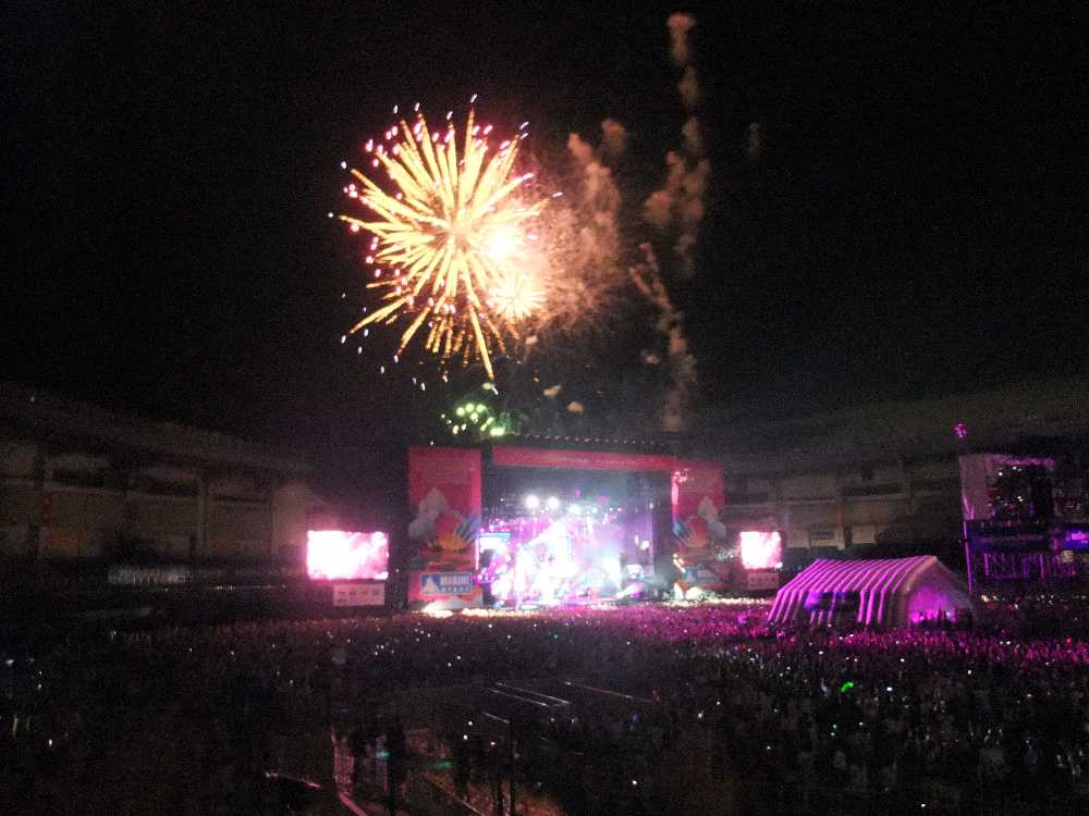 リアーナ公演中に花火が上がる。