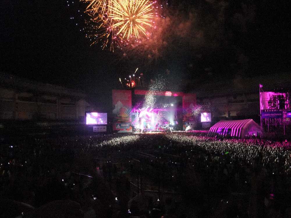 ステージから紙吹雪を噴射。