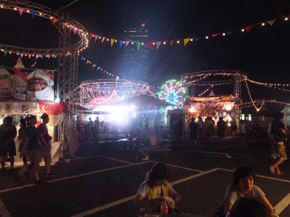 アイランドステージ周辺にあるアジアンマーケット。今年から登場。