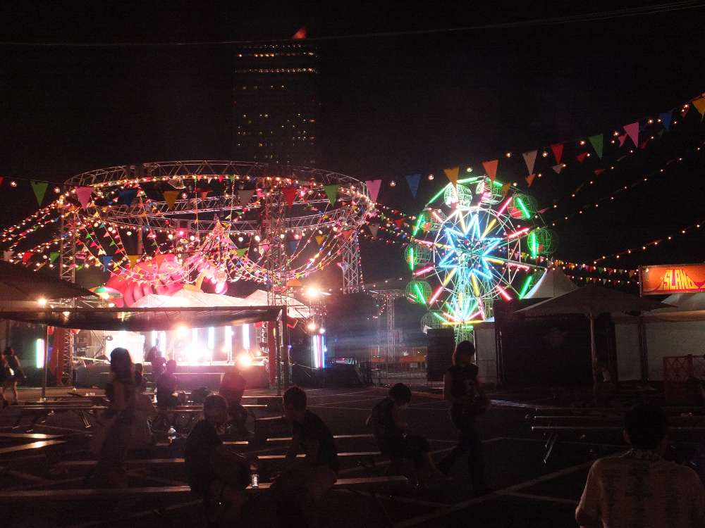 アイランドステージはアジアのアーティストが出演する。