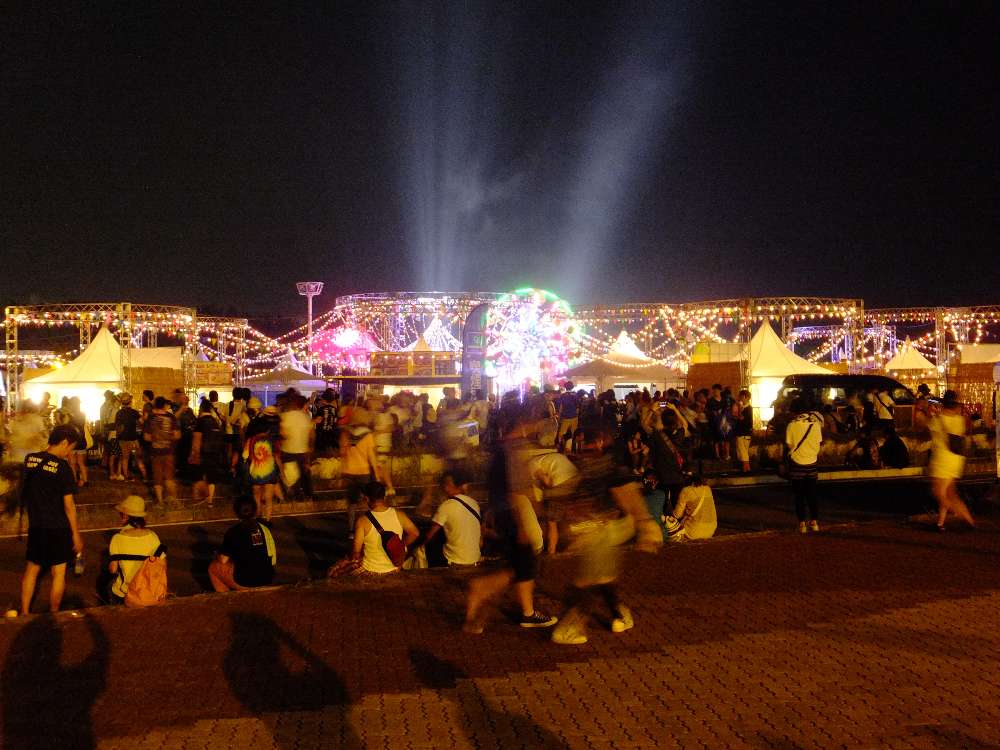 終演後のアジアンマーケット。