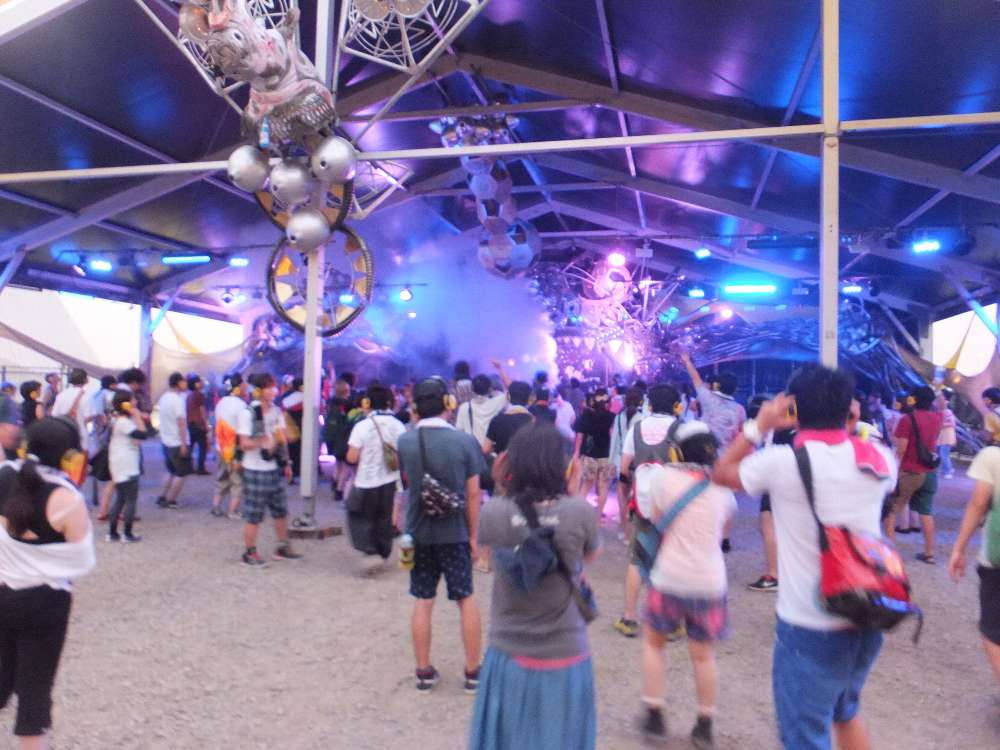 サイレントディスコの後方から。