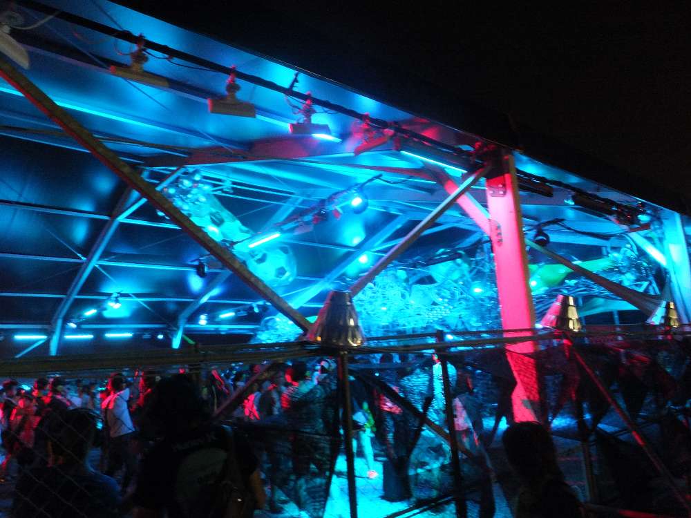 夜のサイレントディスコ。