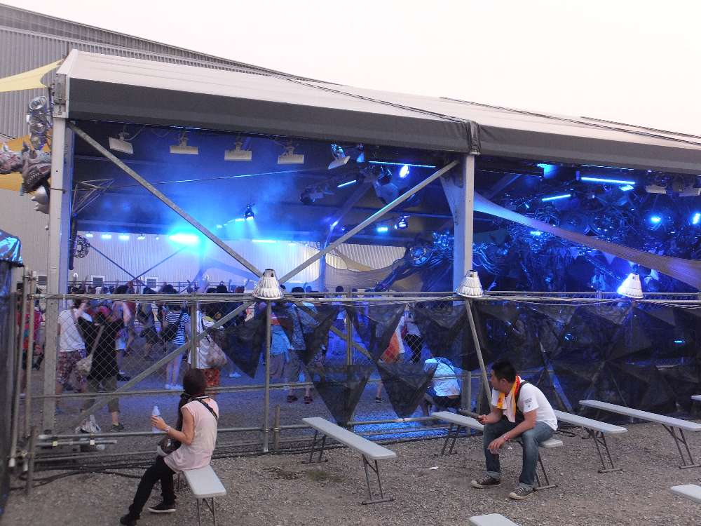 外から静かなディスコが見える。