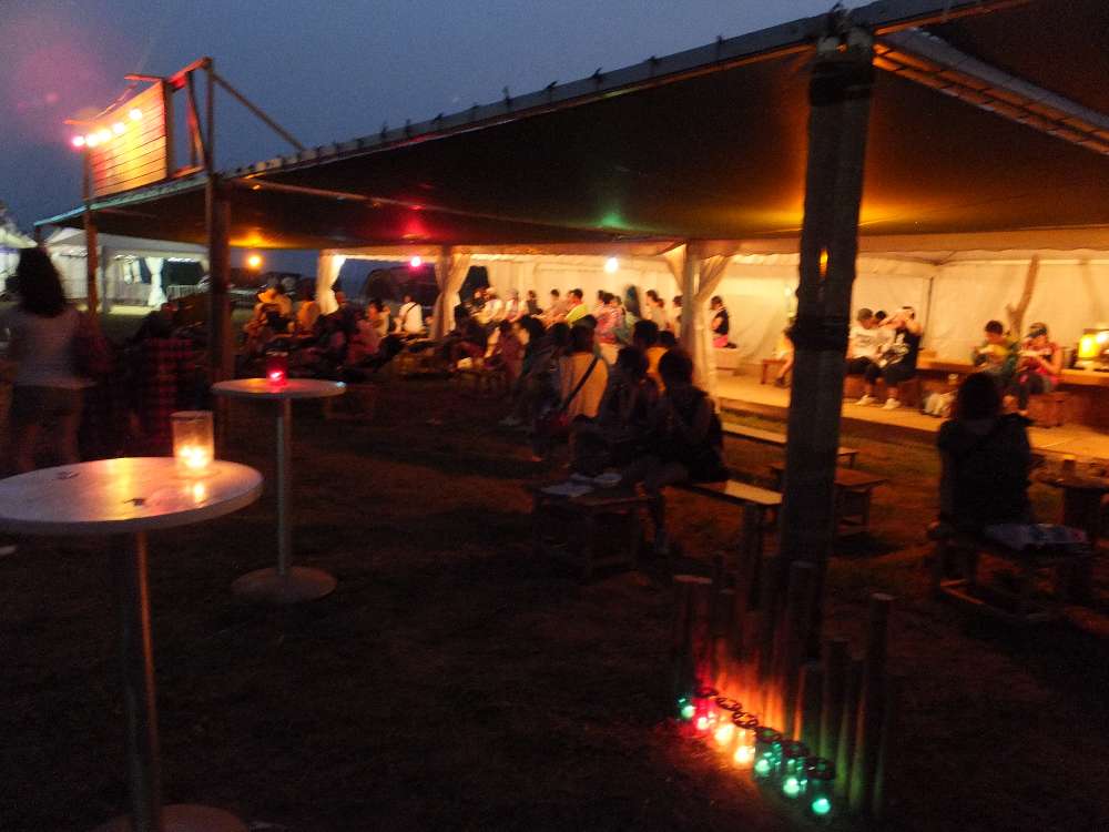 テントは広く、いすが設置されている。