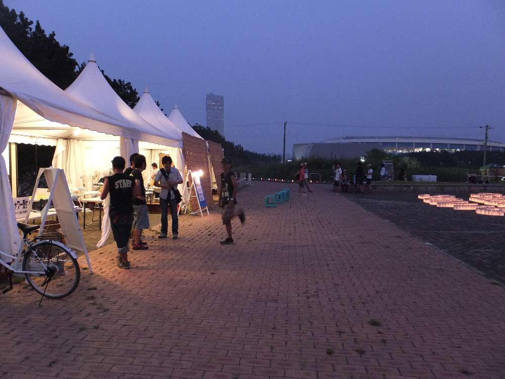 ステージの方とは逆の方に受付がある。