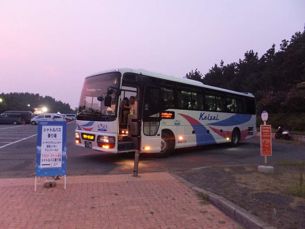 プラチナムチケット用のバス。